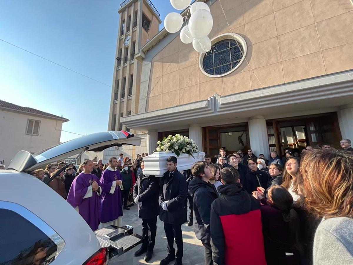 Palloncini Bianchi E Tanti Bambini Per L Addio Al Piccolo Michelangelo