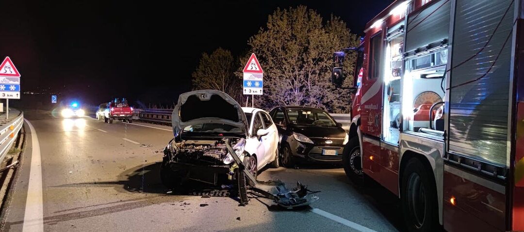 video carambola tra tre auto due feriti lievi e teramo mare bloccata per oltre due ore emmelle it