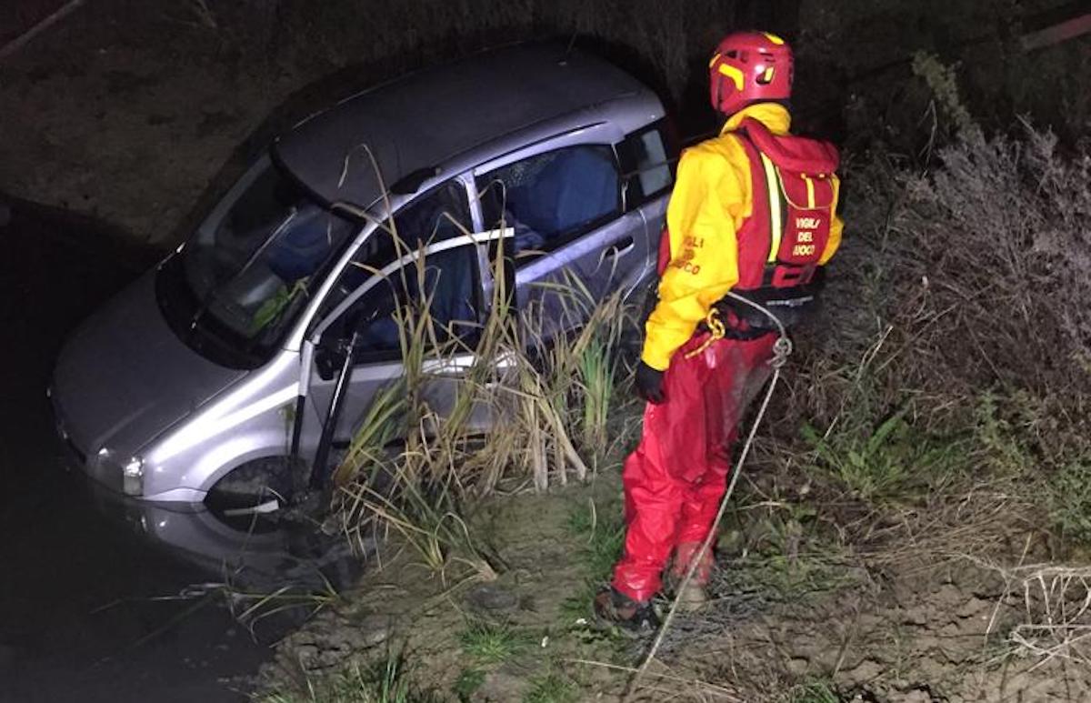 Appostato con la fionda per fracassare le auto